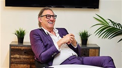 Huyền thoại Arsenal tự hào vì… không tè dầm!